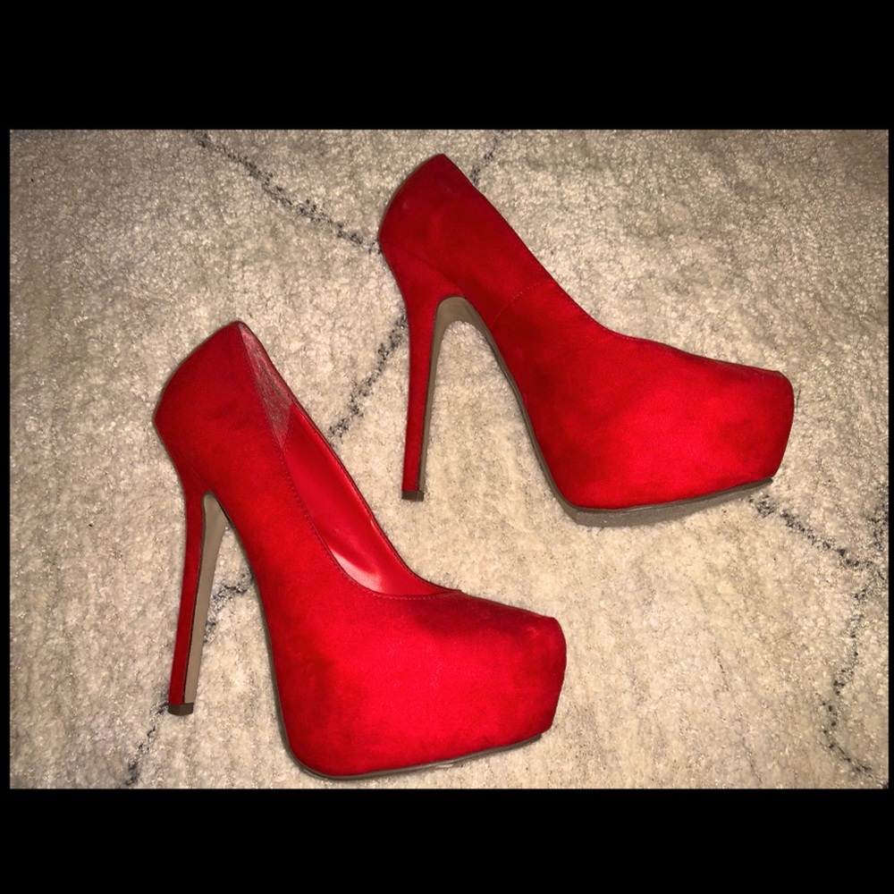 Hope’s red pumps
